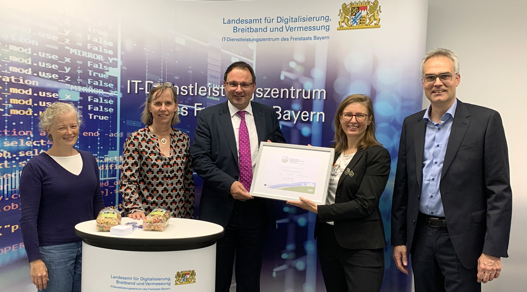 v.l.n.r.: Gen Cory (ADFC-Auditorin), Petra Husemann-Roew (Landesgeschäftsführerin ADFC Bayern), Finanz- und Heimatstaatssekretär Martin Schöffel, Eva Mahling (Landesvorsitzende ADFC Bayern), Martin Stegmeier (Leiter IT-DLZ) Übergabe ADFC-Zertifizierung am IT-DLZ München